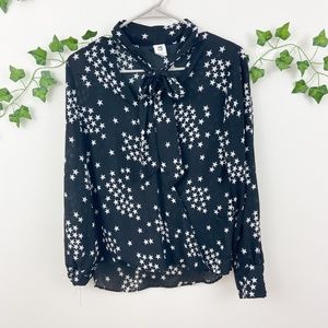 Flawless black star print tie neck snap blouse S